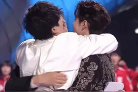 湖南卫视跨年晚会零点倒计时上演动人一幕 汪涵、大张伟、王一博紧紧拥抱图片