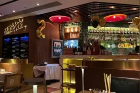 网友曝光恶心遭遇：吃了网红一周前咬过的“菜”！涉事餐厅被监管部门立案调查图片