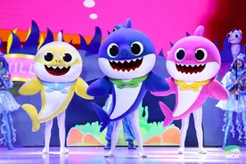 “大鲸鱼”的跨年好精彩：火遍全球的“鲨鱼宝宝”昨晚首演图片