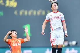 足球——中超：山东泰山队平上海海港队图片