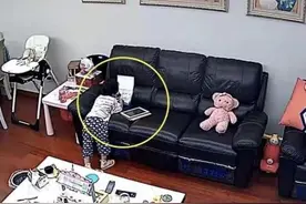 男孩带女同学回家，妈妈在监控中看到这样一幕，瞬间不淡定了……图片