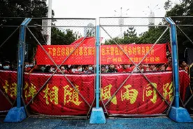 广州球迷场外助威！41岁郑智打满全场，18岁凌杰首发建功图片