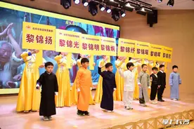 唱他写的儿歌《小兔子乖乖》，是对黎锦晖最好的纪念图片