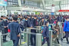 2022春运火车票明起开售：12306夜间售票时间延至凌晨1点，开车前都可退票图片