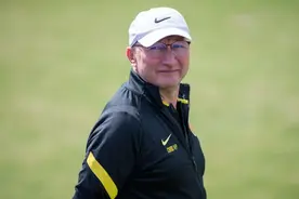 足协技术总监克里斯：我不关注纹身的事情，我只关心足球图片