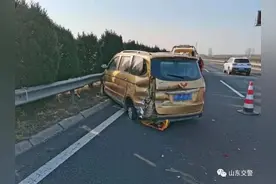 险！面包车高速爆胎失控，旋转漂移撞护栏图片
