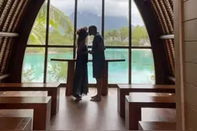 奥斯卡影后教堂亲吻小4岁男友「官宣结婚」？巨石强森留言祝贺图片