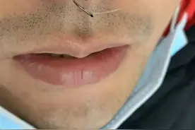 尴尬！鱼没钓到，自己“上钩”了……图片