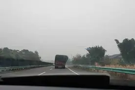 发现货车上30吨货物倾斜 四川高速公安警车一路尾随护送到服务区图片