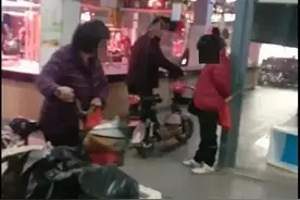 菜市场内，一女子被绑在柱子上曝光！警方回应图片