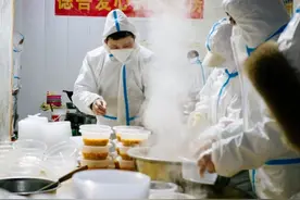 西安“抗癌厨房”变身“抗疫厨房”：每天送出千余份爱心餐 为冬日古城添暖意图片