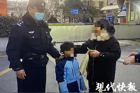 粗心奶奶带孙子坐公交，自己到站下车却将孙子忘了图片