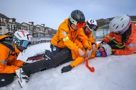 北京冬奥会｜高山滑雪生命守护者：不动如山，迅疾似火图片