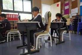 不拼桌，不铺垫！广州学生躺睡新做法，椅子秒变床图片