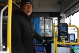 青海一男子竟抢夺公交车方向盘...图片