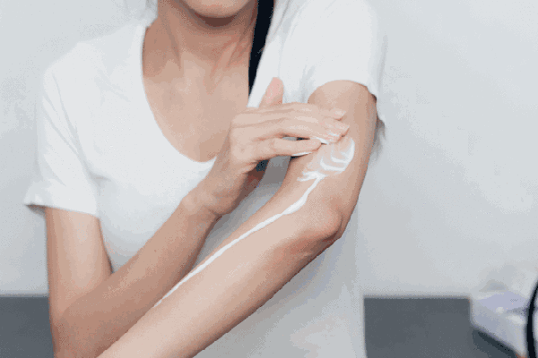 能不能用蛇油膏当身体乳