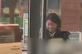 女子卡点上班1分钟内停车狂奔打卡，同事：一周有3天这样视频封面