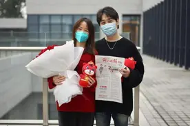 两次“密谋”求婚都因护士女友抗疫泡汤，第三次他成功了图片