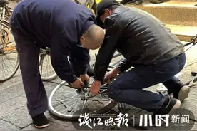杭州中山北路路灯下有个自行车修理铺，35年了，孔胜东一直在那里图片