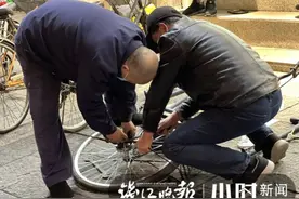 杭州中山北路路灯下有个自行车修理铺，35年了，孔胜东一直在那里图片