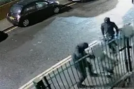 英国两名劫匪袭击孕妇将其摔倒在地 抢走汽车和包图片