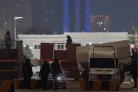 哈萨克斯坦首都恢复平静：特种部队把守总统府 民众排长队取款图片