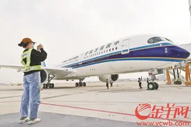 “墨镜双侠”联袂来粤：南航2架全新大型宽体客机A350落户深圳图片