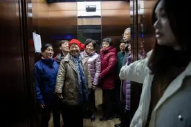 北京冬奥颁奖花束，也出自上海妈妈之手！3个月织出4400朵永不凋谢的玫瑰图片