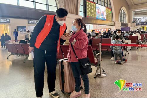 铁路青年志愿者“橙光”指引出行路