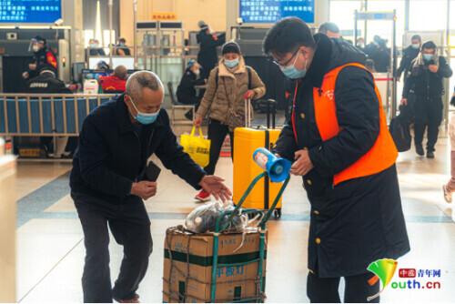 铁路青年志愿者“橙光”指引出行路