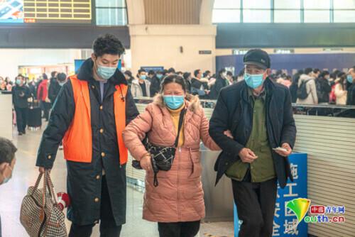 铁路青年志愿者“橙光”指引出行路