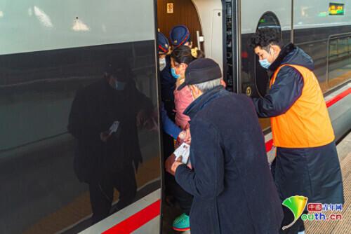 铁路青年志愿者“橙光”指引出行路