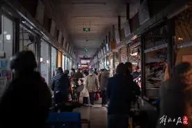 上海市区最大“小菜场”，爷叔阿姨里面骑车购年货图片