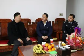 关心关怀 | 百色市公安局政治部主任滕锋看望慰问患病民警图片