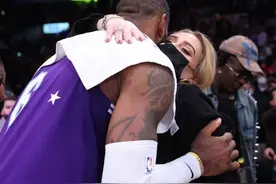 巨星互动！湖人官方晒阿黛尔与詹姆斯赛后拥抱照图片