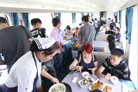 高铁盒饭是谁做的？图片