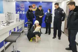 柯基犬寒风中蜷缩一团，热心市民和民警两小时帮助找到主人图片