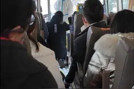 河南男子隔离转移途中“下跪求上厕所”？同车者澄清：是蹲住憋尿图片