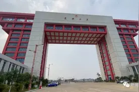 东兴口岸恢复通关！图片