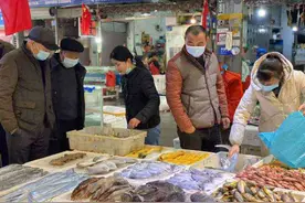 帝王蟹涨价象拔蚌暴跌 春节前一起去水产市场灵市面图片