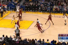 “水花兄弟”合体！克莱·汤普森时隔两年半复出，首秀17分图片