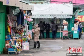 哈萨克斯坦局势趋稳，商铺开门民众出门购物图片