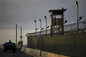 言语威胁、拍“耻辱照”、用水刑......前囚徒还原关塔那摩监狱丑恶样貌图片