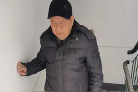 满哥维权｜慌了！居民众筹装电梯，拆了楼梯扶手后电梯不见影图片