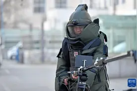 从“橄榄绿”到“藏青蓝”：巡特警队里的“津门守护者”图片