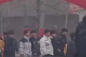 姐姐出嫁，山东弟弟喊来了全班男生撑场面！网友：姐夫在车里瑟瑟发抖图片