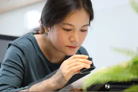 求高度神似 非简单复刻—原艺珊谈《壬寅年》邮票第1枚的雕刻图片