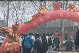 弟弟请全班男生送姐姐出嫁，把新郎整蒙了图片