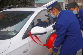 千万别乱停车，超大“红脸盆”罚单来了……图片