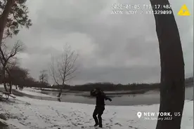 暖心！美国一名警官走上结冰的湖面营救一只落水的狗图片